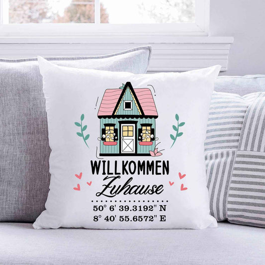 Bedrucktes Kissen mit Motiv Willkommen Zuhause mit Koordinaten