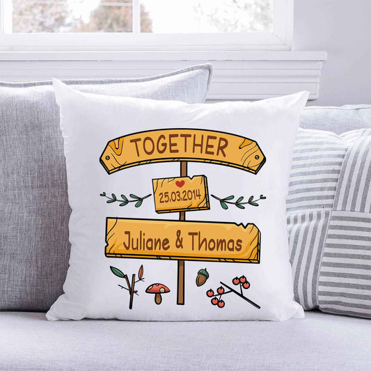Bedrucktes Kissen im Together Schilder Motiv