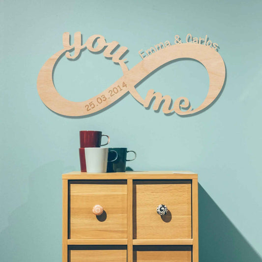 Graviertes Unendlichkeitszeichen "You & Me" aus Holz mit Namen & Datum