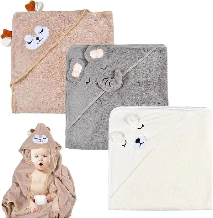 Set aus drei flauschigen baby-badetüchern in beige grau und creme mit gestickten tiermotiven.