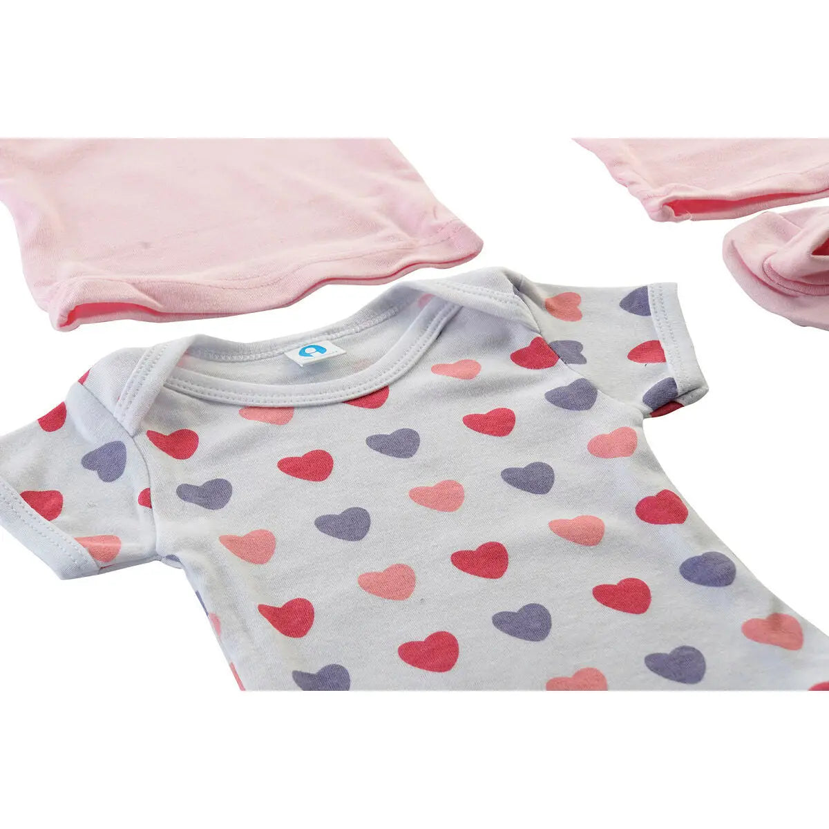 Ein weicher weißer babystrampler mit einem verspielten muster aus roten, pinken und lila herzen aus der bekleidung baby kollektion