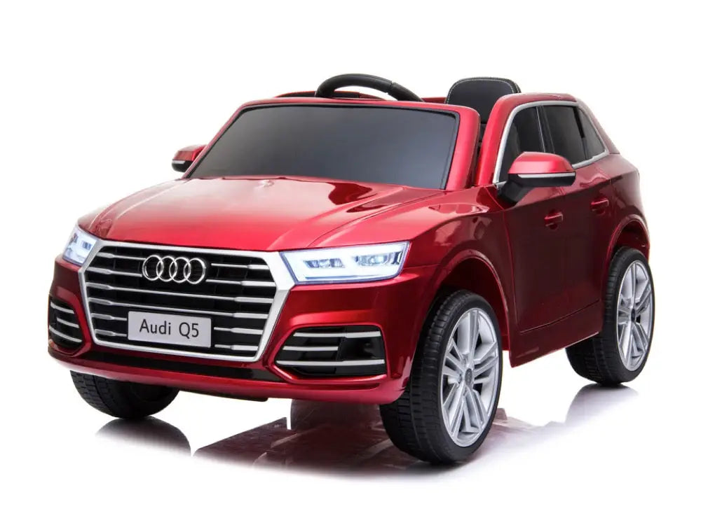 Roter audi q5 elektrisches kinderfahrzeug mit chromakzenten und schwarzem interieur in der elektrofahrzeuge sammlung