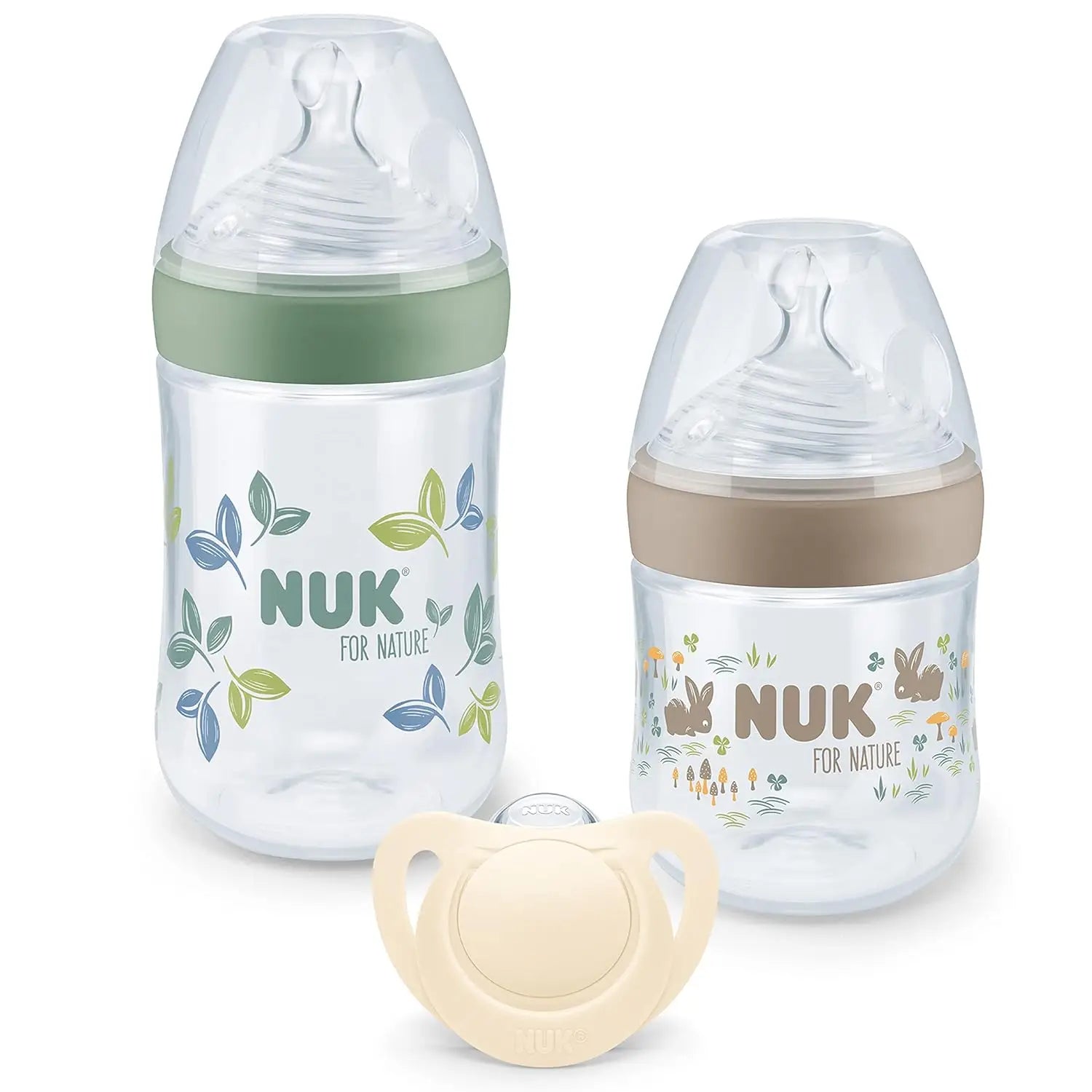 Klare plastik-nuk babyflaschen mit grünen und beigen deckeln, naturmotive und nuk for nature branding aus der fläschchen kollektion