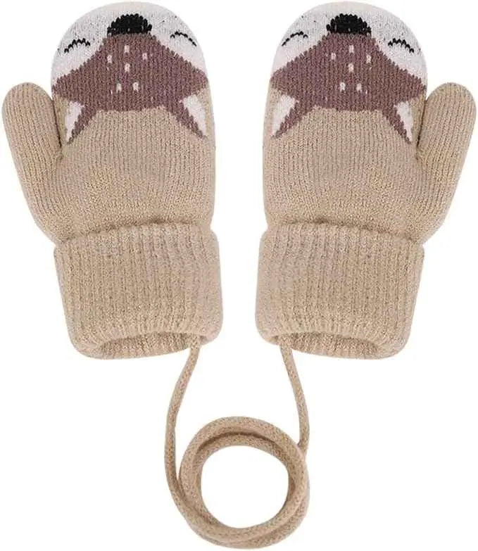 Beige gestrickte babyschuhe mit niedlichem rehgesicht und befestigtem kordelzug aus der sammlung handschuhe baby