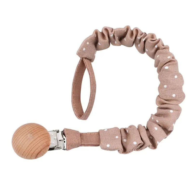 Beige polka-dot schnullerkette mit naturholzperle und metallclip für babysicherheit