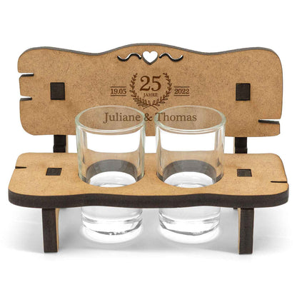 Gravierte Schnapsbank im Hochzeiten Design mit Namen & Datum + 2 Schnaps