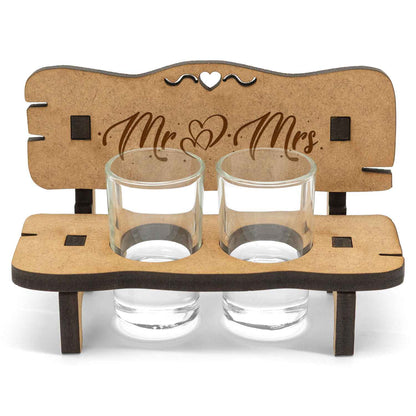 Gravierte Schnapsbank im Mr & Mrs Design + 2 Schnapsgläser