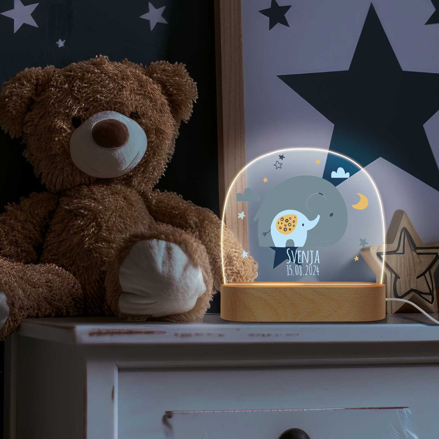 Kinder LED Nachtlicht mit Sockel aus Holz im Elefant Design