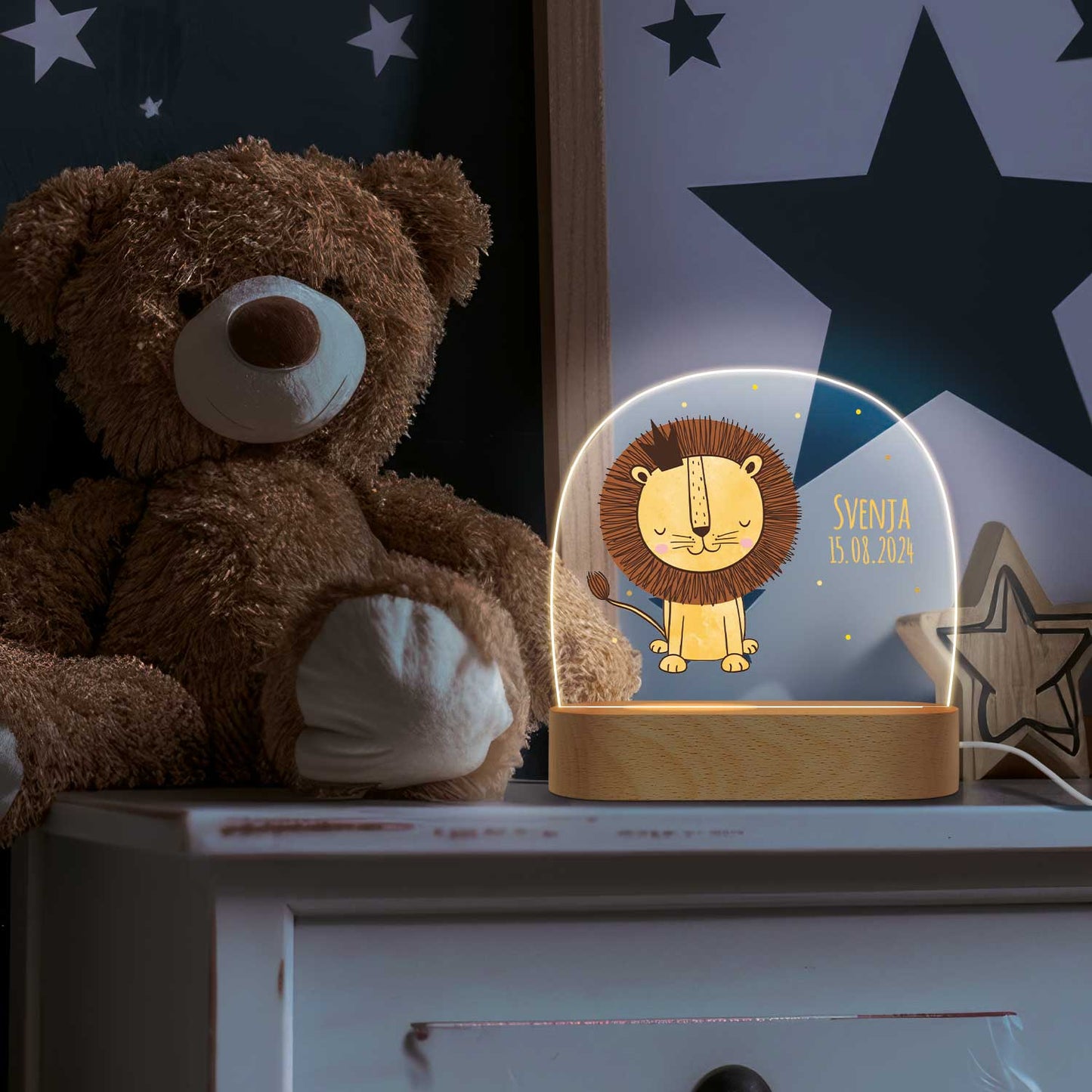 Kinder LED Nachtlicht mit Sockel aus Holz im Löwe Design