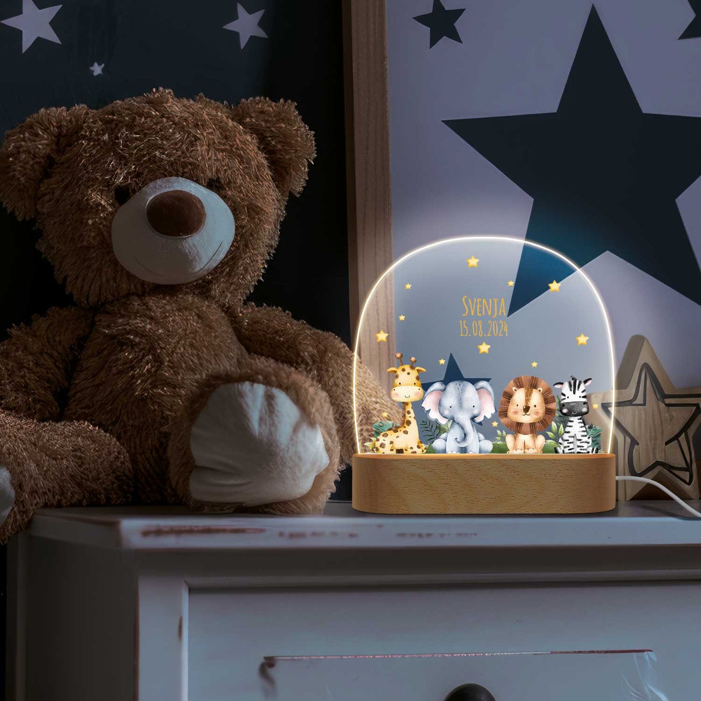 Kinder LED Nachtlicht mit Sockel aus Holz im Tiergruppe Design