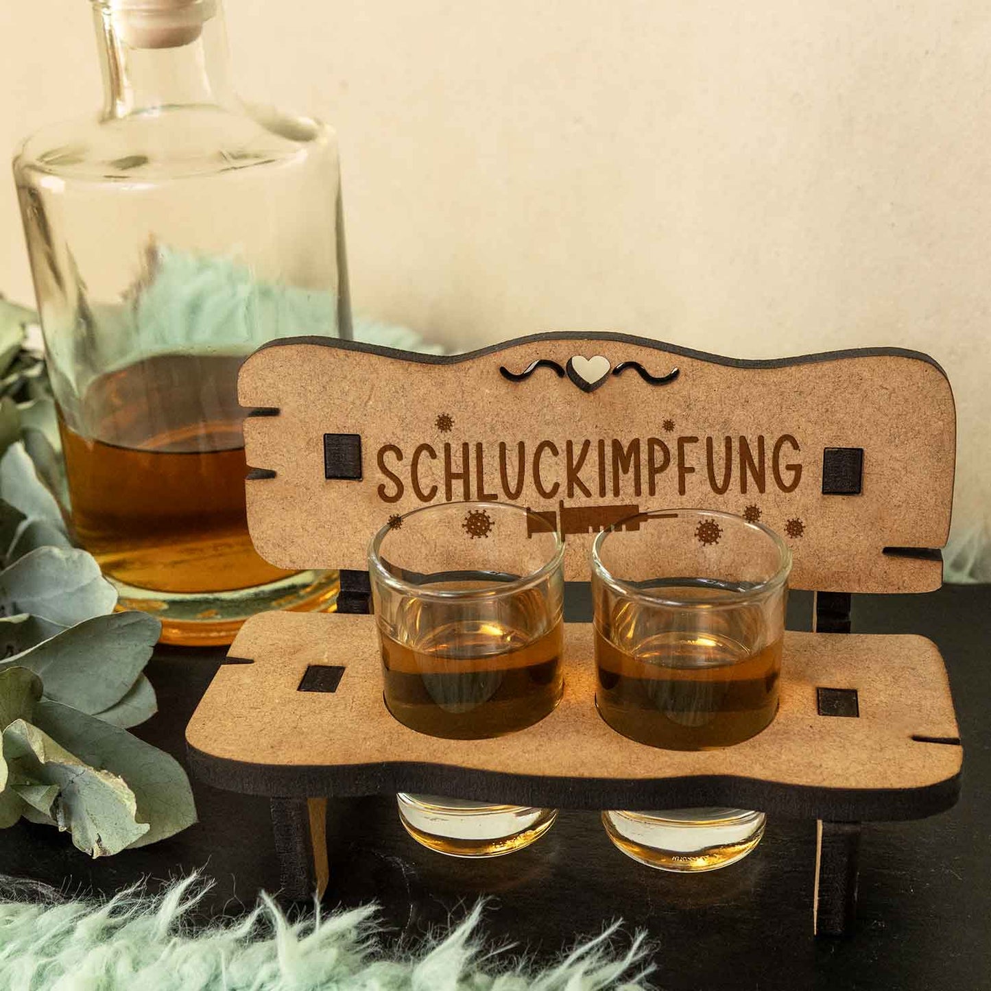 Gravierte Schnapsbank im Schluckimpfung Design + 2 Schnapsgläser