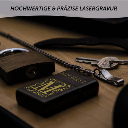 GRAVURZEILE x ZIPPO Personalisiertes Sturmfeuerzeug - Initalen - Windfest und Langlebig - Nachfüllbar