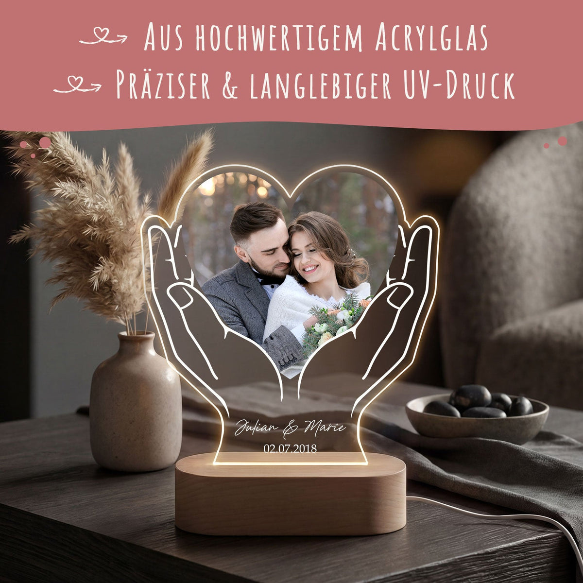 Beleuchtetes LED Acrylglas mit Foto, Namen & Datum - Herz in Händen
