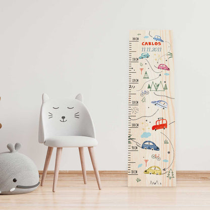 Messlatte mit Namen für Kinder im Autokarte Design
