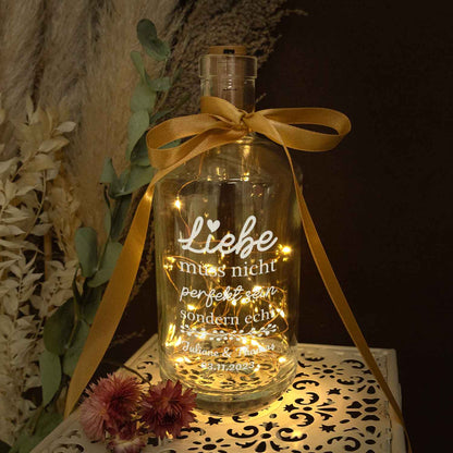 Flaschenlicht mit LED-Lichterkette und Gravur "Liebe muss nicht perfekt sein"