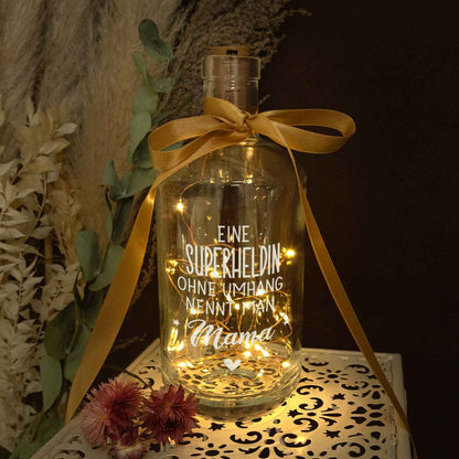 Flaschenlicht mit LED-Lichterkette und Gravur "Superheldin Mama"