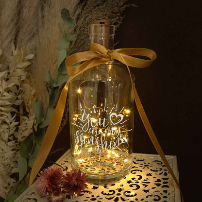 Flaschenlicht mit LED-Lichterkette und Gravur "You are my sunshine"