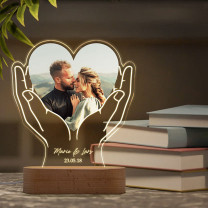 Beleuchtetes LED Acrylglas mit Foto, Namen & Datum - Herz in Händen