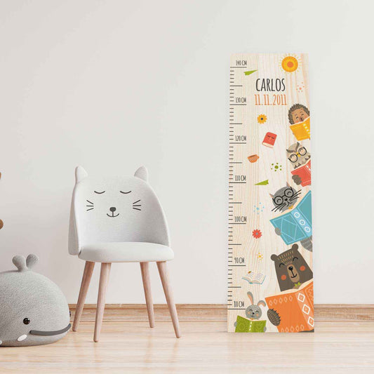 Messlatte mit Namen für Kinder im Lesetiere Design