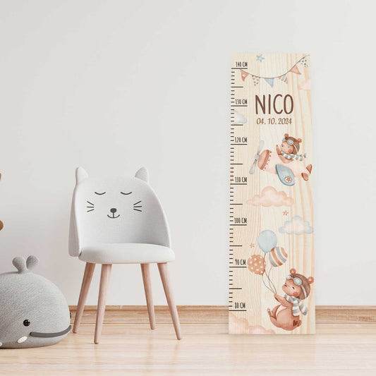 Messlatte mit Namen für Kinder im Pilot Design