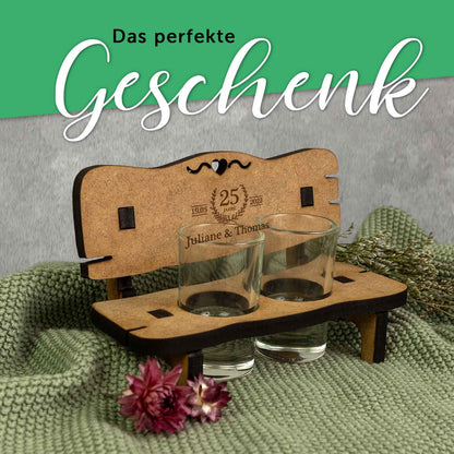 Gravierte Schnapsbank im Hochzeiten Design mit Namen & Datum + 2 Schnaps