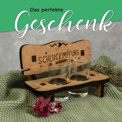Gravierte Schnapsbank im Schluckimpfung Design + 2 Schnapsgläser