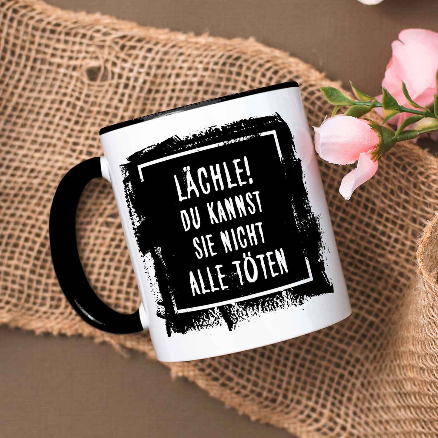 Bedruckte Tasse mit Spruch - "Lächle! Du kannst sie nicht alle töten"