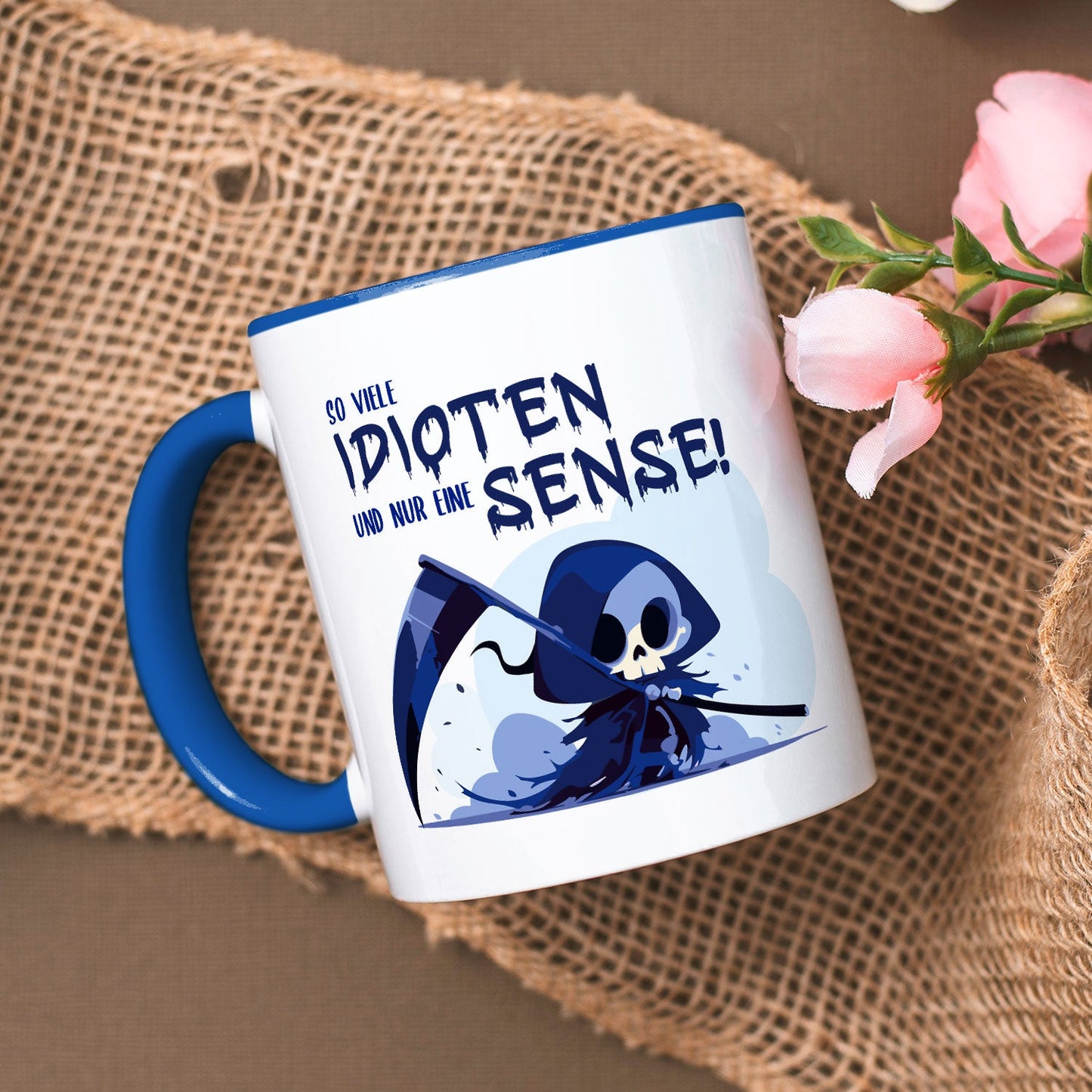 Bedruckte Tasse mit Spruch in blau - So viele Idioten und nur eine Sense