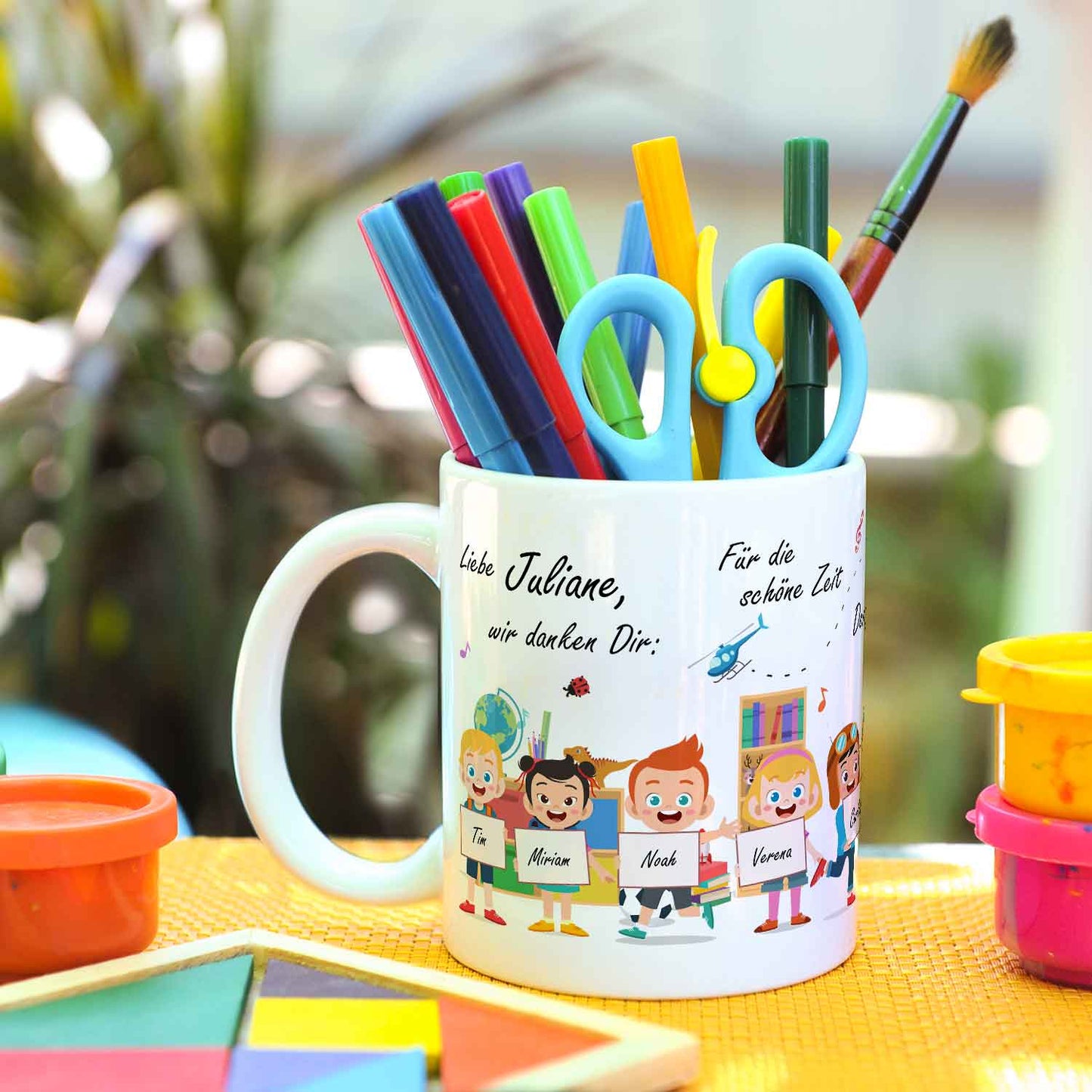 Bedruckte Tasse mit Spruch Erzieher/in Abschied mit Schildern für bis zu 10 Namen