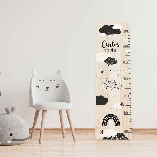Messlatte mit Namen für Kinder im Wolken Design