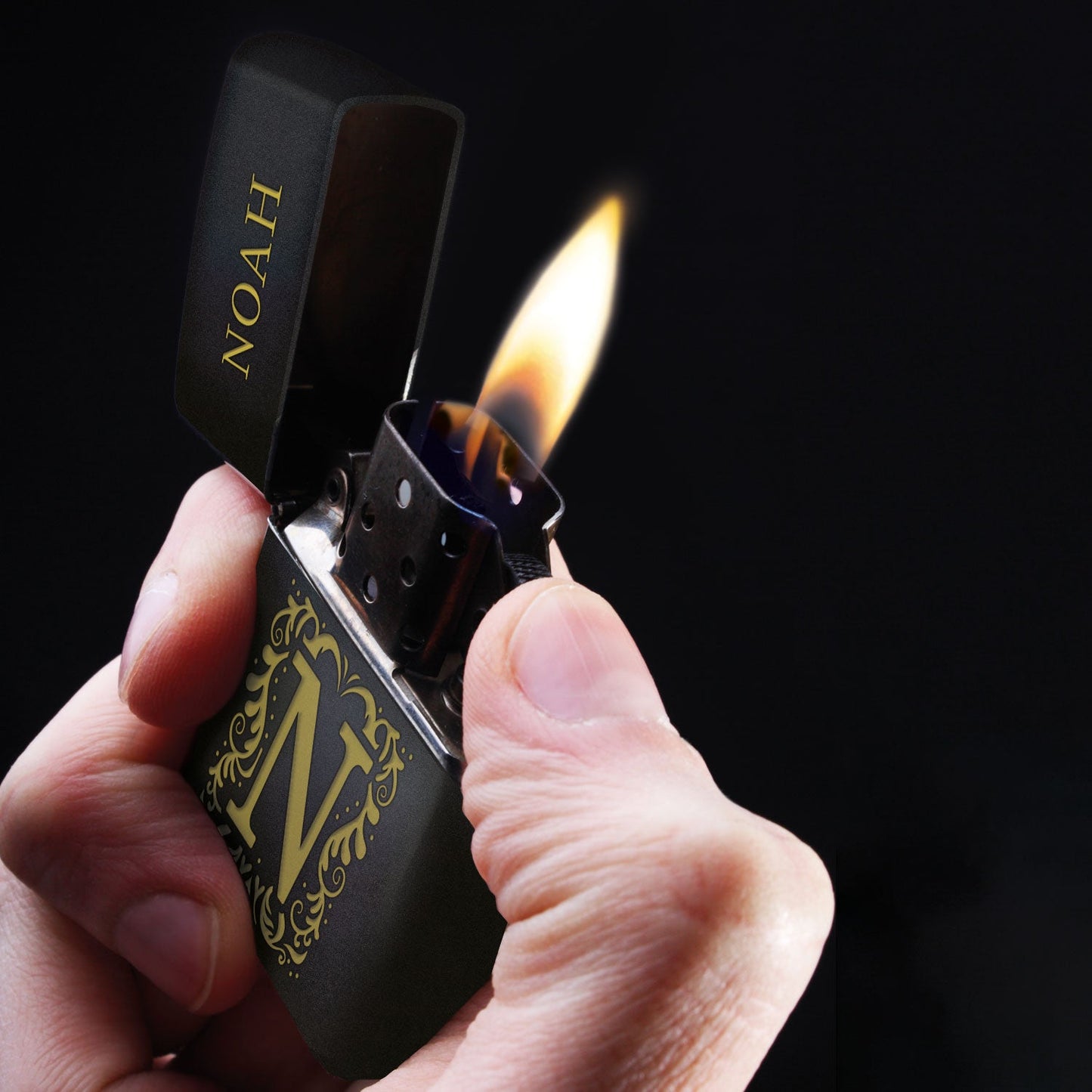 GRAVURZEILE x ZIPPO Personalisiertes Sturmfeuerzeug - Initalen - Windfest und Langlebig - Nachfüllbar