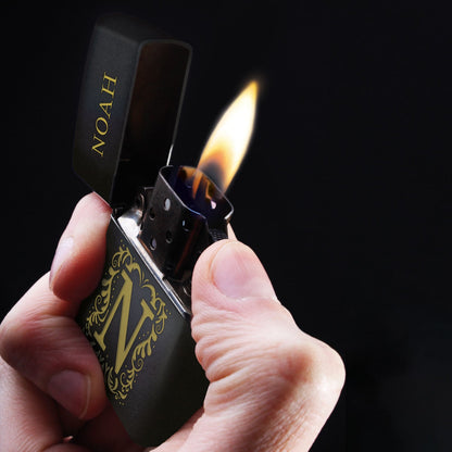 GRAVURZEILE x ZIPPO Personalisiertes Sturmfeuerzeug - Initalen - Windfest und Langlebig - Nachfüllbar