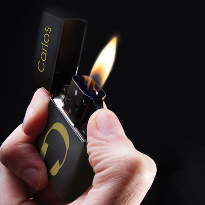GRAVURZEILE x ZIPPO Personalisiertes Sturmfeuerzeug - Wunschtext & Icon - Windfest und Langlebig - Nachfüllbar