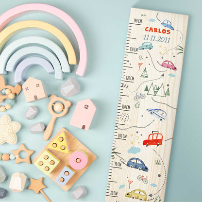 Messlatte mit Namen für Kinder im Autokarte Design