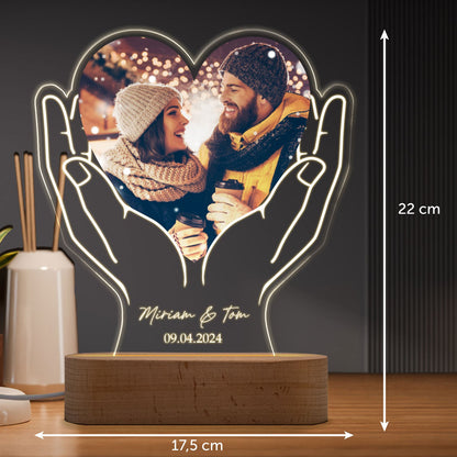 Beleuchtetes LED Acrylglas mit Foto, Namen & Datum - Herz in Händen