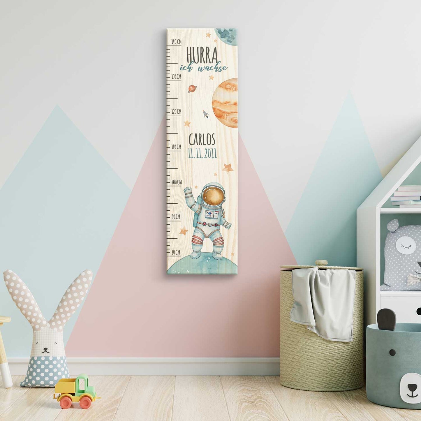 Messlatte mit Namen für Kinder im Astronaut Design