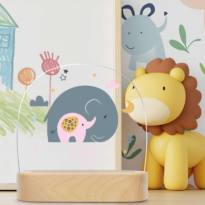 Kinder LED Nachtlicht mit Sockel aus Holz im Elefant Design