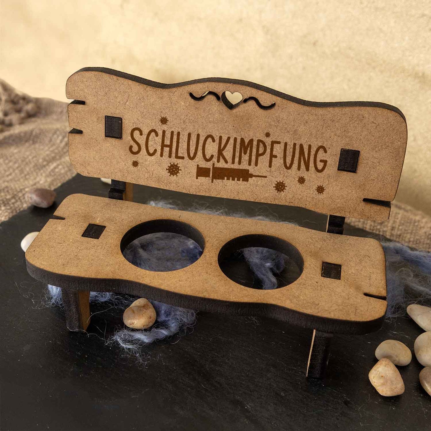 Gravierte Schnapsbank im Schluckimpfung Design + 2 Schnapsgläser