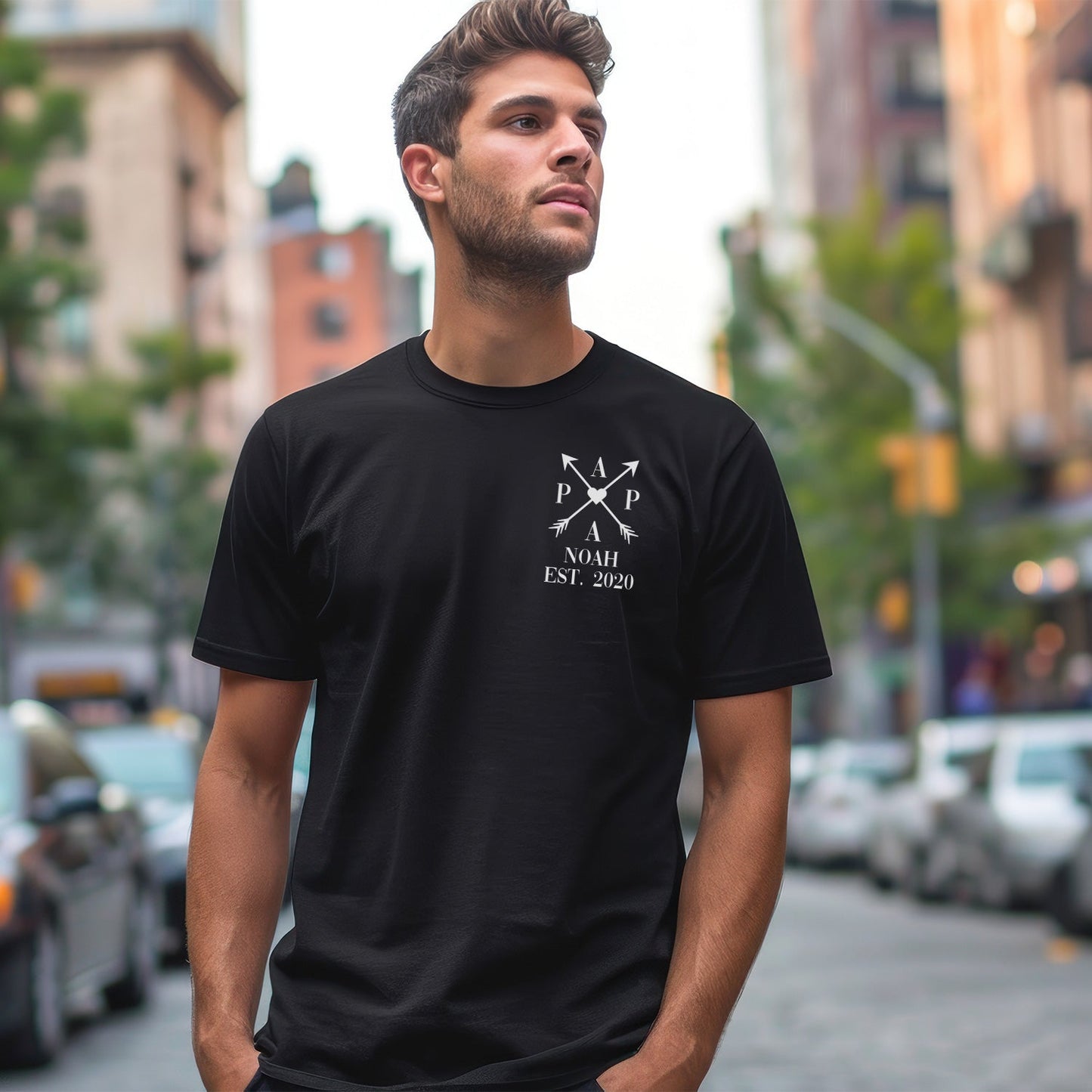 Bedrucktes T-Shirt für Herren - PAPA EST. Kreuzpfeile