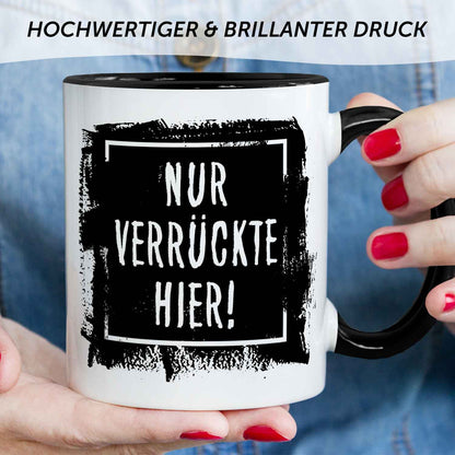 Bedruckte Tasse mit Spruch - "Nur Verrückte hier!"