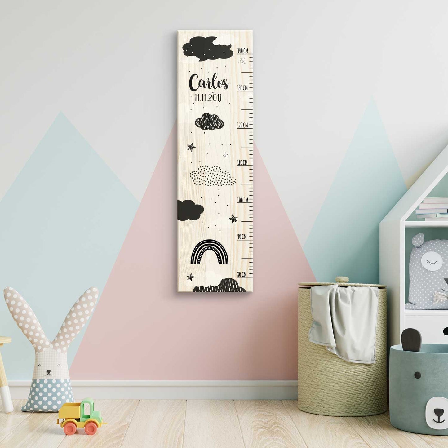 Messlatte mit Namen für Kinder im Wolken Design
