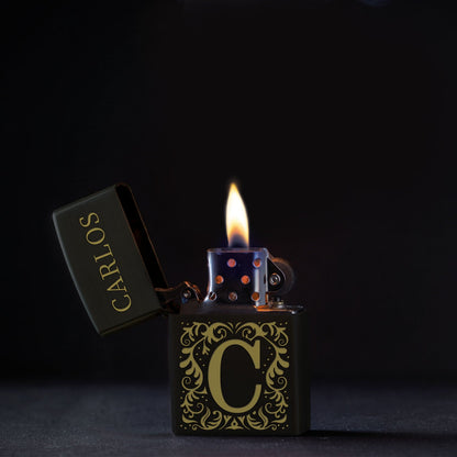 GRAVURZEILE x ZIPPO Personalisiertes Sturmfeuerzeug - Initalen - Windfest und Langlebig - Nachfüllbar