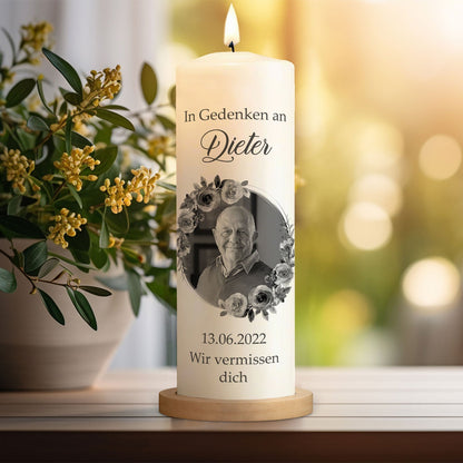 Große Kerze "In Gedenken" - Trauerkerze mit Foto, Namen & Datum