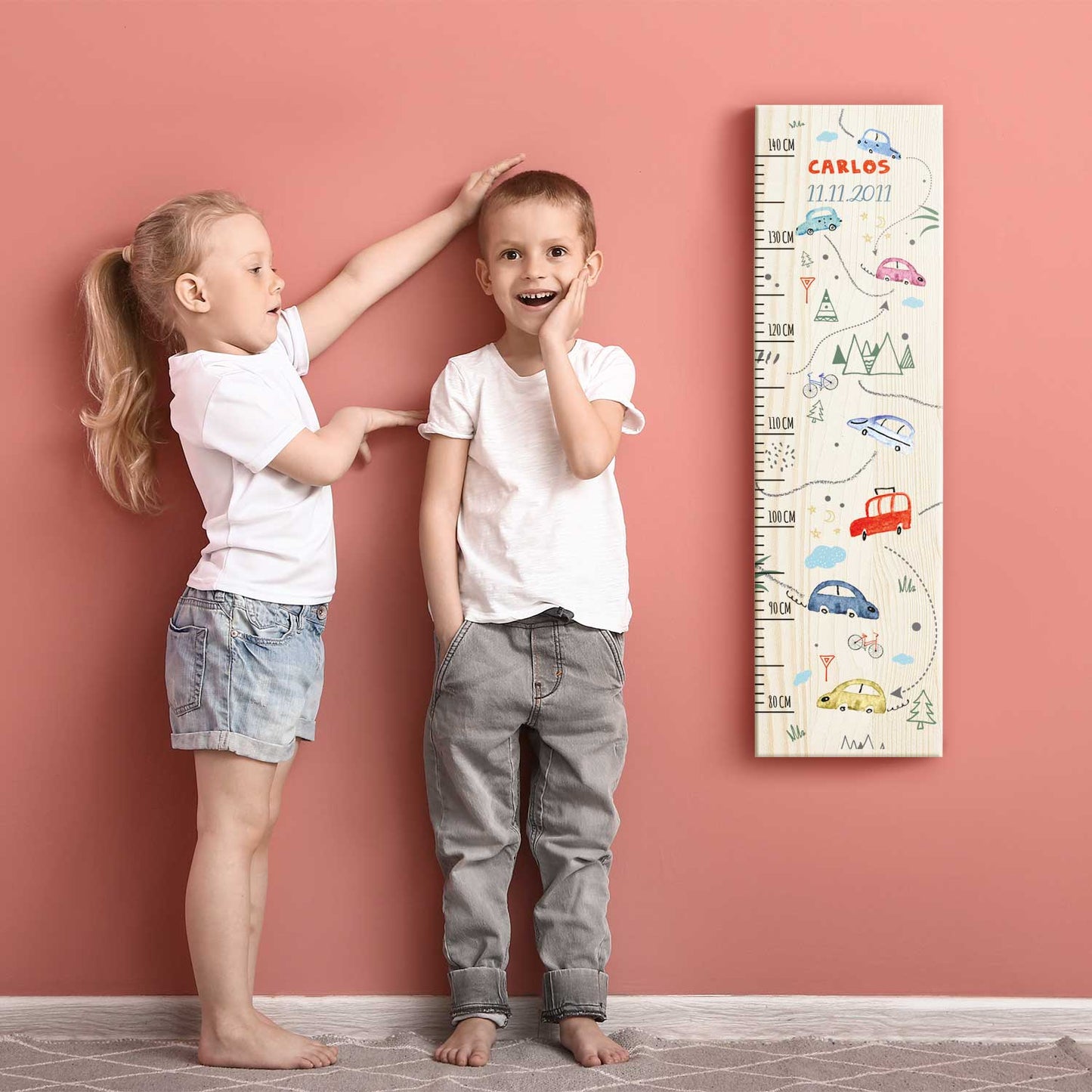 Messlatte mit Namen für Kinder im Autokarte Design