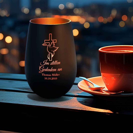 Deko Windlicht aus Glas mit Gravur - Im Stillen Gedenken - Personalisiert mit Namen & Datum - Trauer