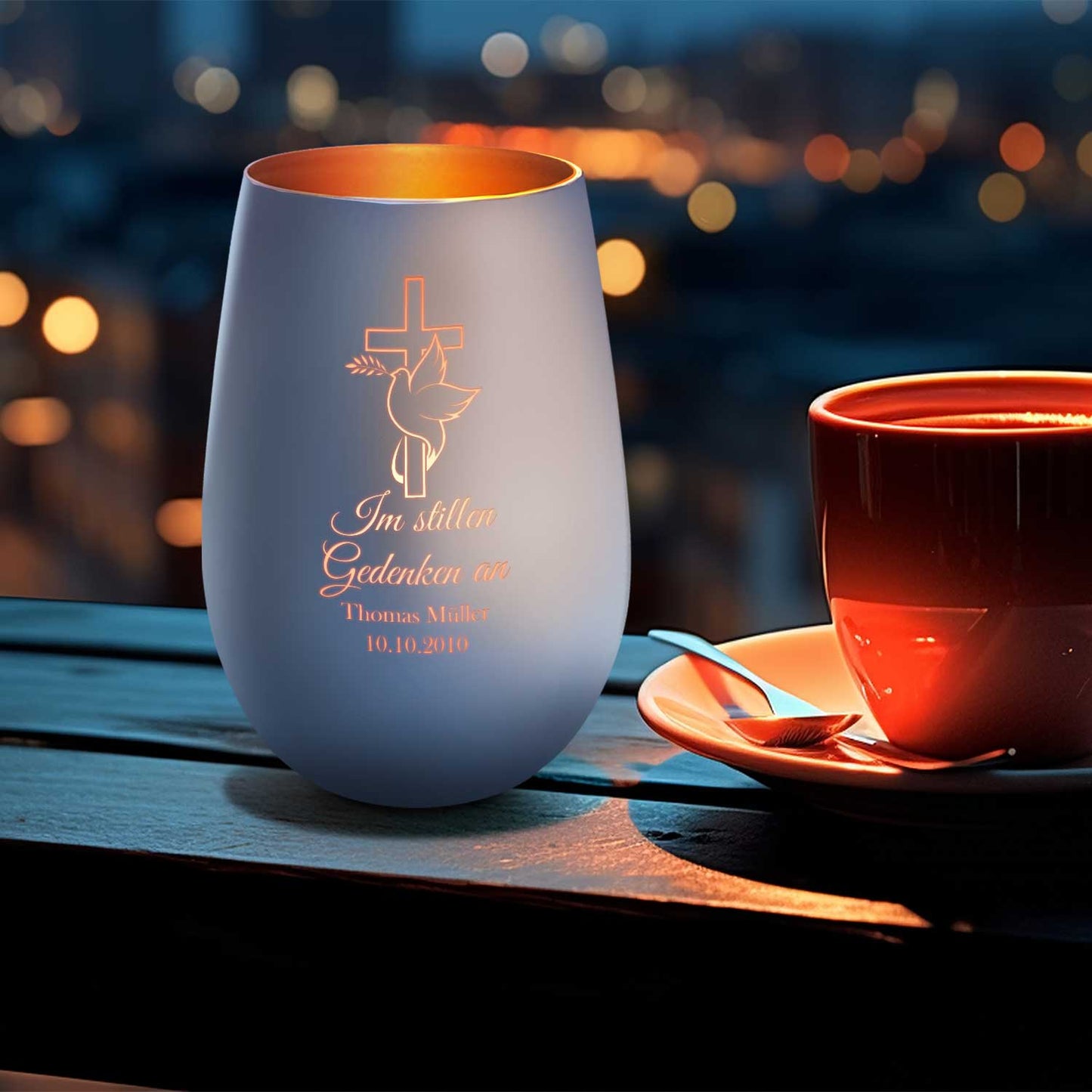 Deko Windlicht aus Glas mit Gravur - Im Stillen Gedenken - Personalisiert mit Namen & Datum - Trauer
