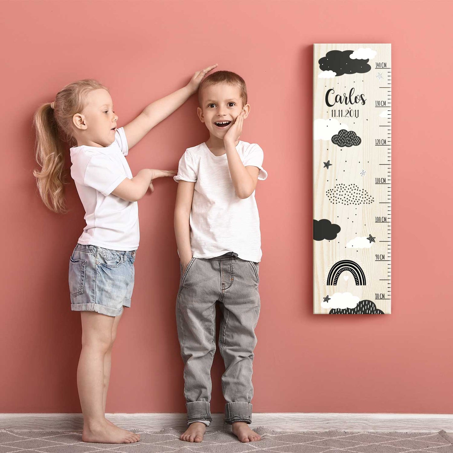 Messlatte mit Namen für Kinder im Wolken Design
