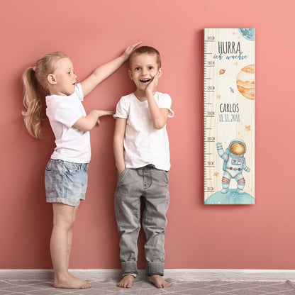 Messlatte mit Namen für Kinder im Astronaut Design