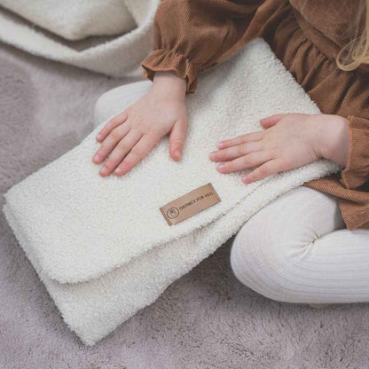 Wickelunterlage Teddystoff Bouclé – praktische Windeltasche für unterwegs