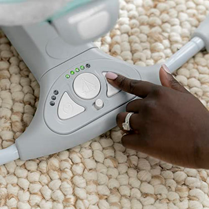 Ingenuity Hugs & Hoots zusammenklappbare & tragbare Babyschaukel, 5 Schaukelgeschwindigkeiten, 8 Melodien, 3 Naturgeräusche, Lautstärkeregulierung und Spielzeugbügel, ab der Geburt bis 9kg